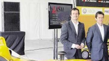 <b>EQUIPO. </b>Los tres pilotos, De Castro, Burgueño y Amaral, junto a su herramienta, el Lola B05/40.