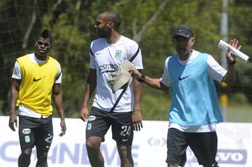 Thierry Henry se puso la camiseta 24 de Atlético Nacional en un entrenamiento en 2013, cuando el equipo dirigido por Juan Carlos Osorio consiguió el bicampeonato del fútbol profesional colombiano.