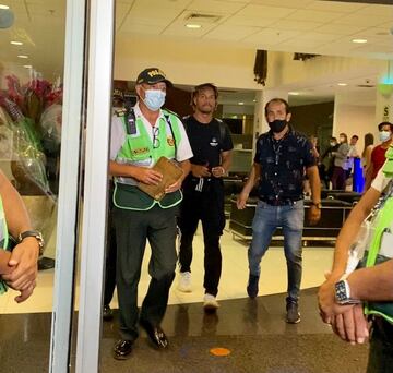 André Carrillo saliendo del aeropuerto internacional Jorge Chávez.