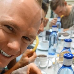 Froome añora la Vuelta 2017 con unos churros a altas horas