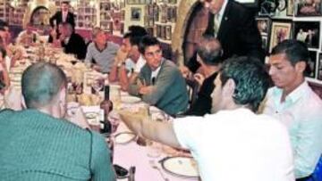 <b>EN EL ASADOR. </b>La plantilla cenó en el Donostiarra, que facilitó televisiones para ver basket y fútbol.