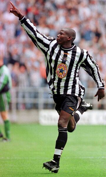 Faustino Asprilla perteneció a la época dorada del fútbol colombiano en los años 90. Tras pasar con éxito por el Parma fichó por el Newcastle por 7,6 millones de euros en 1996. Una lesión y los devaneos en su vida privada cortaron en seco su trayectoria futbolística.