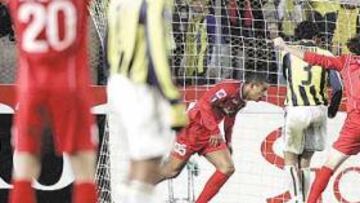 <b>ÁLVARO, GOLEADOR. </b>En la imagen, el brasileño acaba de rematar el 0-1, para alegría de sus compañeros.