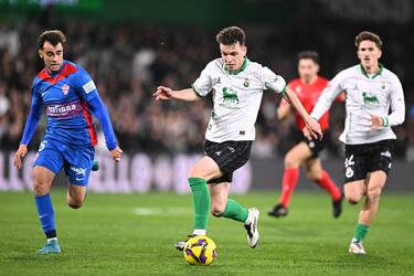 Algunos jugadores necesitan marcar para entrar en el once de la jornada. No es ese el caso de Íñigo Vicente. El jugador del Racing sigue maravillando en Segunda; y demostrando que esta división se le queda pequeña. Ante el Zaragoza lideró a su equipo y se apuntó la asistencia del gol de Pablo Rodríguez.