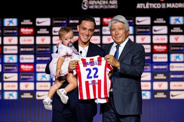 Giacomo Raspadori posa con su hija y Enrique Cerezo durante la presentación. 