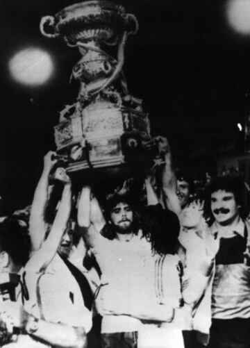 Juan José, mítico jugador del Cadiz, levantando el Trofeo Carranza.