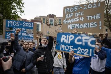 Los seguidores del Chelsea protestan contra la recién propuesta Superliga europea antes del partido de la Premier League entre Chelsea y Brighton & Hove Albion en Stamford Bridge.