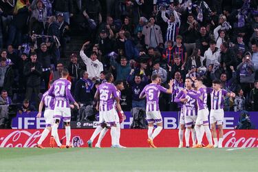 1-0. Los jugadores del Valladolid celebran el primer tanto que anota Andreas Christensen en propia puerta en el minuto 1 de partido.