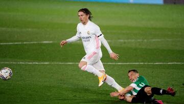 GRAF1712. MADRID, 24/04/2021.- El centrocampista del Real Madrid Luka Modric (i) escapa de Andrés Guardado, del Real Betis, durante el partido de Liga en Primera División que disputan esta noche en el estadio Afredo Di Stéfano, en Madrid. EFE/Juan Carlos