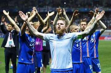 Aron Gunnarsson celebra el pase con su selección.