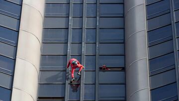 Spiderman en las fachadas de París