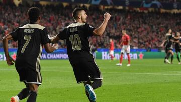 Ajax's Serbian midfielder Dusan Tadic (C) celebrates after scoring a goal during the UEFA Champions League group E football match between Benfica and Ajax at La Luz Stadium in Lisbon on November 7, 2018. (Photo by FRANCISCO LEONG / AFP)