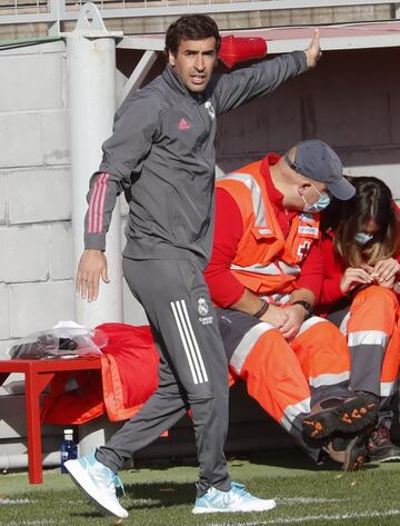 Raúl es el próximo gran proyecto de entrenador en La Fábrica. Cumple su segunda temporada en el Castilla y el pasado verano conquistó su primer título, cuando en mes y medio fue técnico interino del Juvenil A y le hizo campeón de Europa ganando la primera UEFA Youth League para el club.