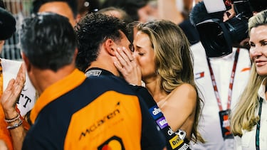 Celebración del piloto británico de McLaren junto con su pareja sentimental, Margarida Corceiro, tras convertirse en campeón del mundo de Fórmula 1.
