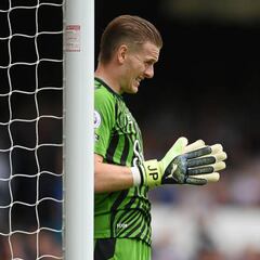 England keeper Pickford out for a month with thigh injury