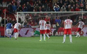 3-2. Verza anota el tercer gol de penalti.