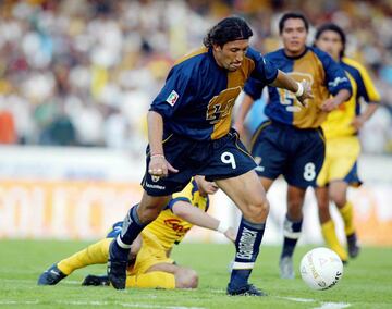 Apodado el “Carucha”, este delantero argentino había tenido un paso discreto por Rayados de Monterrey antes de volver a su país natal para jugar con Vélez Sarsfield. Pumas lo regresó al futbol mexicano y el atacante respondió con goles aunque sin convertirse en ídolo.