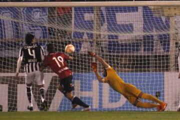 Mark González anota el 1-0 de Católica sobre Libertad