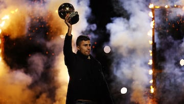 Emotivo homenaje del Manchester City a Rodri en el Etihad Stadium por su Balón de Oro.