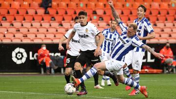 VALENCIA, SPAIN - APRIL 24: John Guidetti of Deportivo Alaves scores their sides first goal  during the La Liga Santander match between Valencia CF and Deportivo Alav&eacute;s at Estadio Mestalla on April 24, 2021 in Valencia, Spain. Sporting stadiums aro