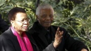 Nelson Mandela, con su esposa. 