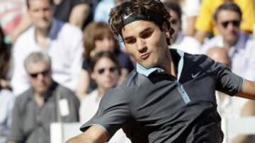 Federer pasa a cuartos tras derrotar fácilmente a Stepanek