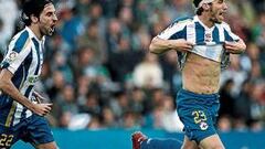 <b>EL HOMBRE GOL. </b> Xisco celebró por todo lo alto sus goles de ayer en El Sardinero. En la imagen, festeja el primero mientras Juan Rodríguez intenta abrazarle.