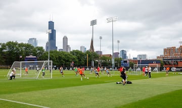 Los jugadores del Real Madrid, se ejercitan en las inStalaciones de la Universidad de Illinois en Chicago.