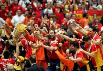 El año 2005 España ganó su primer Campeonato de Mundo de Balonmano. Fue el 6 de febrero y la final la jugó contra Croacia.

  