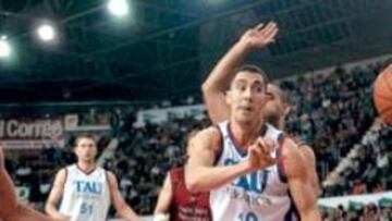 <b>A UN PASO.</b> Tras batir al Caja, Prigioni y sus compañeros del Tau quedan a una victoria del título.