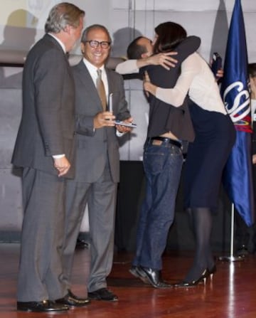 Gervasio Deferr y Ruth Beitia se fundieron en un abrazo.