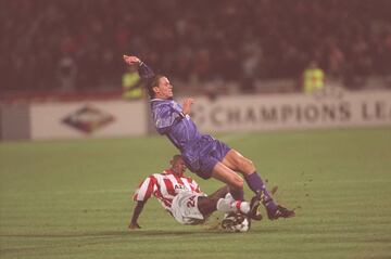 El estadio Olímpico de Atenas fue testigo del primer empate a cero del Real Madrid en la historia de la Champions League, aunque pudo haber finalizado en un nuevo triunfo de los blancos: un remate de Panucci fue repelido por el meta griego Tochoroglou y acabó estrellándose en el larguero. Los griegos protestaron una caída dentro del área de Giannakopoulos: el centrocampista rompió la línea defensiva de los blancos y cayó ante la salida de Cañizares. Krug, colegiado alemán, no señaló nada. Lo que sí cayó fue una lluvia de objetos y bengalas cuando Suker fue sustituido: el croata se había declarado un fervoroso seguidor del Panathinaikos, el eterno enemigo del conjunto rojiblanco.