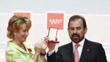 <b>ORGULLOSO. </b>El presidente Torres muestra la Medalla que reconoce la gran trayectoria del Getafe.