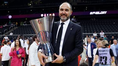 Chus Mateo con el trofeo de la Euroliga conquistado por el Real Madrid en Kaunas ante el Olympiacos.
