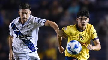 Puebla's forward Santiago Ormeno (L) andd America's midfielder Dagoberto Espinoza fight for the ball during the Liga MX Apertura tournament football match between America and Puebla at the Ciudad de los Deportes stadium in Mexico City on August 24, 2024. (Photo by Rodrigo Oropeza / AFP)