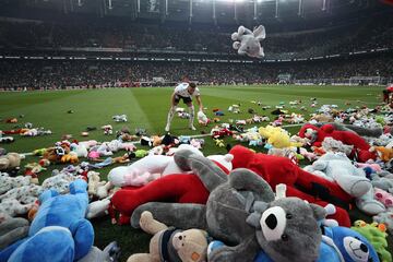 Con motivo del partido de la Superliga turca entre el Besiktas y el Antalyaspor, se recogieron miles de peluches y juguetes, que fueron arrojados al terreno de juego del Vodafone Park Stadium antes del encuentro, para ser enviados a los ni?os afectados por el terremoto. En lo meramente deportivo, ambos equipos empataron a cero.
