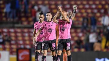 Jugadores de Gallos aplauden despu&eacute;s del partido contra Xolos