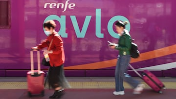 Varias personas caminan en el andén de un tren Avlo durante la jornada en la que ha salido los primeros trenes Avlo dirección Alicante, en la estación Madrid-Chamartín-Clara Campoamor, a 27 de marzo de 2023, en Madrid (España). Renfe inicia las circulaciones comerciales del nuevo servicio de Avlo entre Madrid y Alicante, con billetes que parten desde los siete euros. El nuevo servicio de trenes Avlo de Renfe ofrece cuatro circulaciones diarias (dos por sentido) entre Madrid y Alicante, lo que supone una oferta de 1.436 plazas al día. El objetivo de la compañía es que los Avlo paren en todas las estaciones de los principales corredores de alta velocidad de España, una vez se reciban los trenes pedidos a Talgo de la serie 106, que se prevé ocurra a lo largo de 2023.
27 MARZO 2023;MADRID;ALICANTE;RENFE;ALVO
Gustavo Valiente / Europa Press
27/03/2023