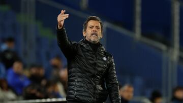 Quique Sánchez Flores. da instrucciones a sus jugadores en el último partido disputado en el Coliseum.