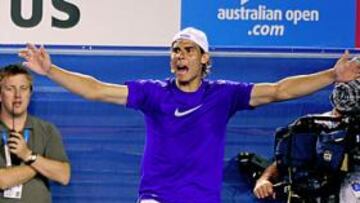 <b>BUEN AMBIENTE. </b>Federer, Djokovic y Nadal gesticulan y gritan durante la exhibición que se jugó ayer para recaudar fondos para Haití. En total, lograron 128.000 euros.