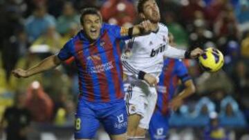 Ballesteros y Sergio Ramos pelean por un balón.