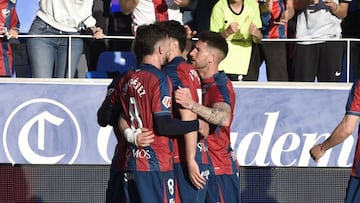Los jugadores del Huesca celebran el segundo gol.