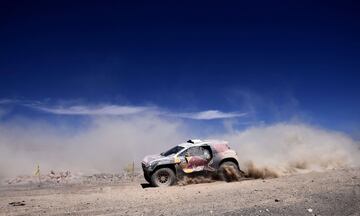 2010. Carlos Sainz y Lucas Cruz ganan la 31ª edición del Dakar, segunda vez consecutiva en América del Sur, disputada en Chile y Argentina con el Volkswagen Race Touareg II.