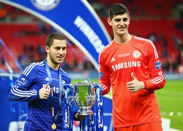 Eden Hazard y Thibaut Courtois de Chelsea posando con el trofeo de la Copa de la liga en 2015