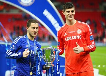 Eden Hazard y Thibaut Courtois de Chelsea posando con el trofeo de la Copa de la liga en 2015