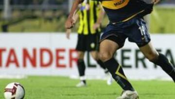 <b>EN CARTERA. </b>Viatri conduce el balón en un partido con Boca Juniors.