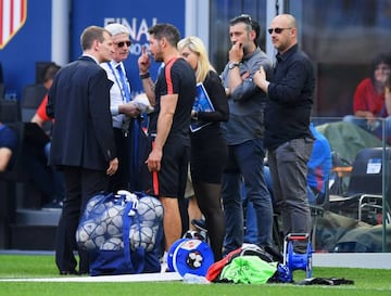 Simeone complains to officials about a TV helicopter overhead during an Atletico de Madrid training session on the eve of the UEFA Champions League Final against Real Madrid in Milan.