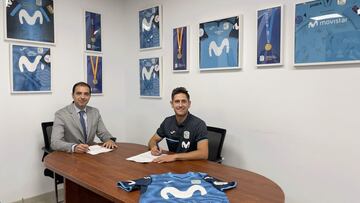 José Carlos Delgado, director general del Movistar Inter FS, y Rafa López, nuevo fichaje del club, posan en la firma del contrato.