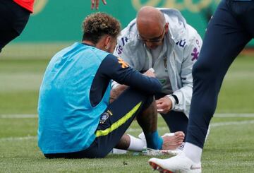 Neymar, atendido en su tobillo derecho durante el entrenamiento de Brasil.