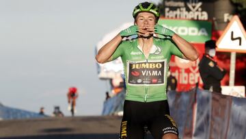 Primoz Roglic celebra su victoria en el Alto de Moncalvillo en la octava etapa de La Vuelta 2020.